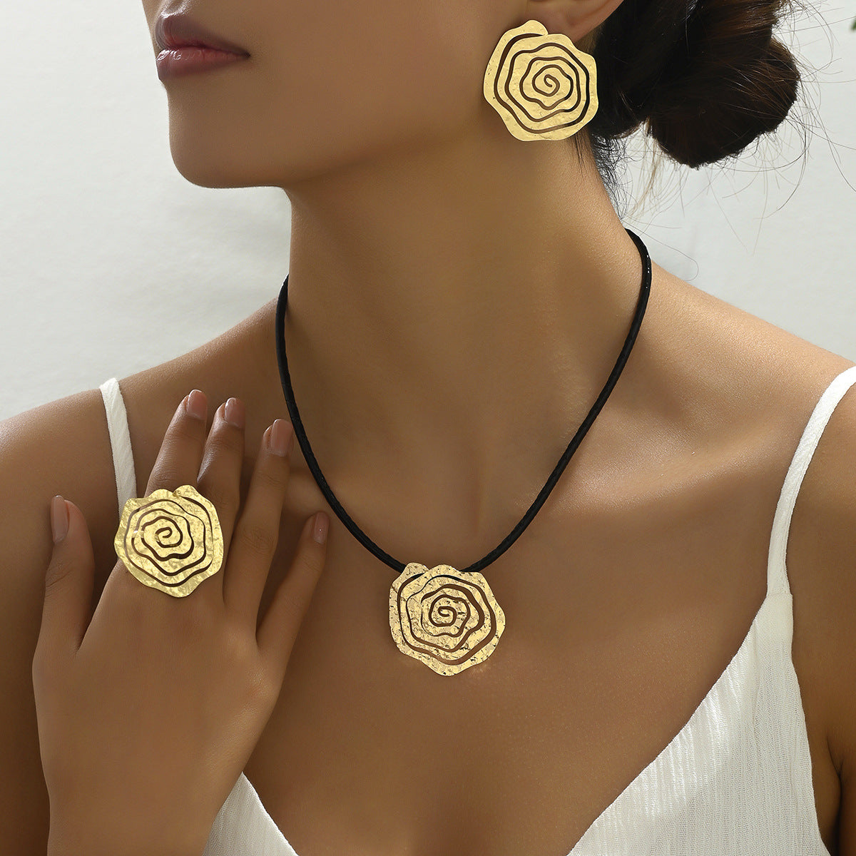Conjunto de collar, pendientes y pulsera con diseño floral de rosas dulces y atrevidas de aleación para mujer