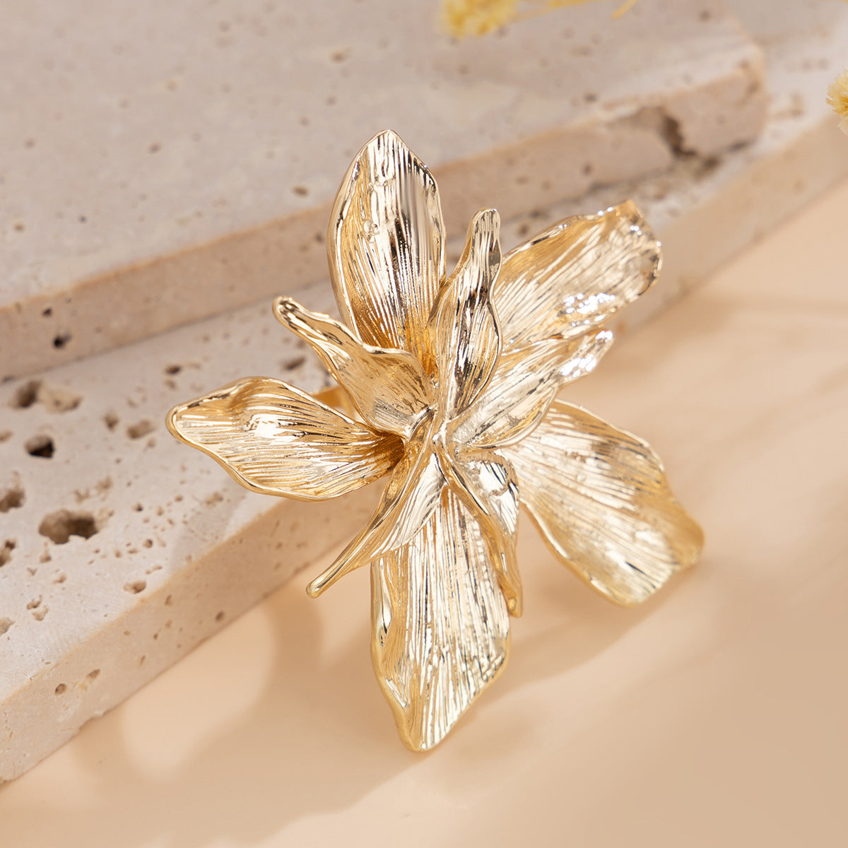 Elegante anillo ajustable para mujer con diseño floral ovalado y perlas de imitación chapadas