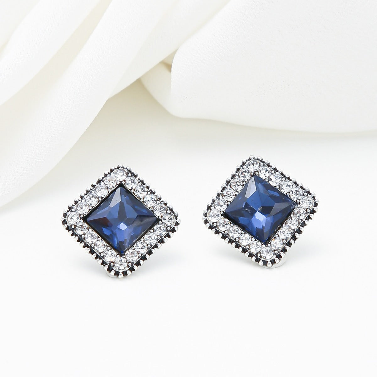 Orecchini a perno geometrici minimalisti a rombo da donna in lega con intarsio in cristallo blu e perni in acciaio inossidabile