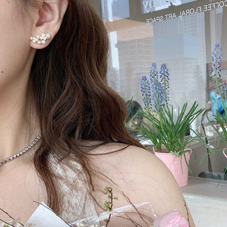 Orecchini di lusso floreali con perle, perno in acciaio placcato oro e finitura smaltata da donna