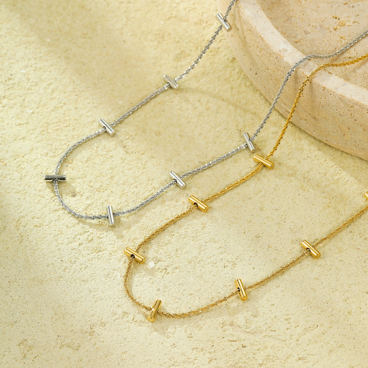 Collar Minimalista de Acero Titanio Bañado en Oro con Barra Delicada para Mujer con Estilo de Cadena de Clavícula