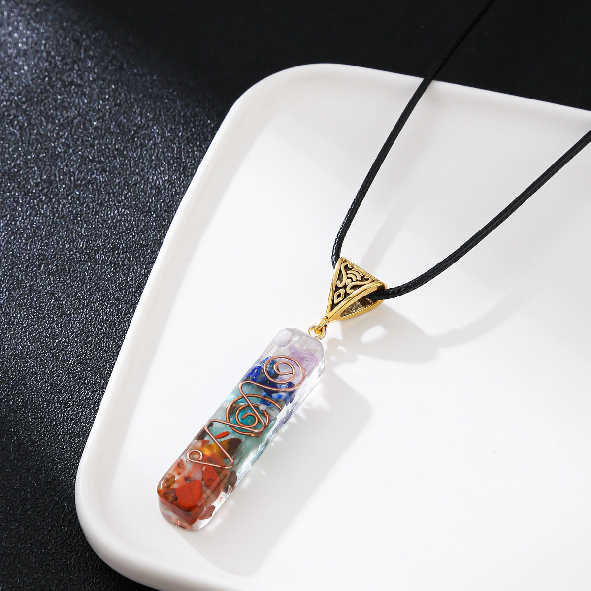 Collana a sospensione geometrica minimalista con catena in metallo galvanizzato e intarsi di pietre preziose miste da donna