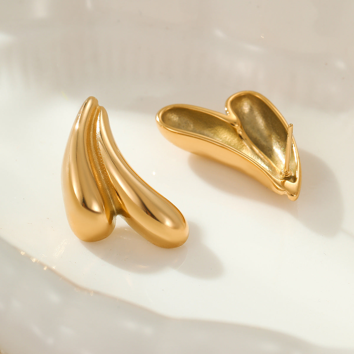 Orecchini da donna minimalisti in acciaio inossidabile a forma di cuore placcati oro 18 carati