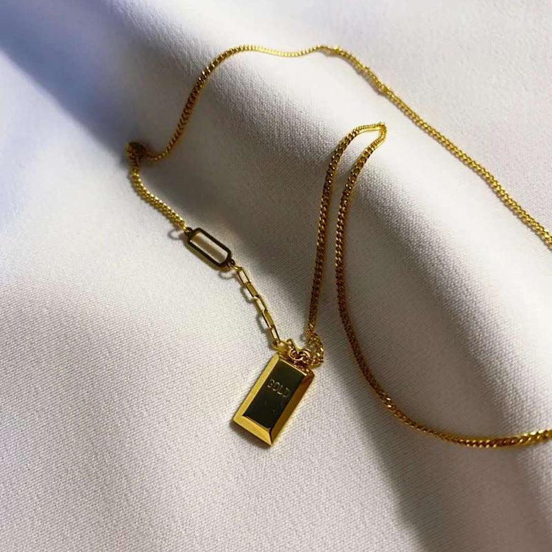 Collana da donna originale in acciaio al titanio placcato oro con design geometrico quadrato e catena ondulata
