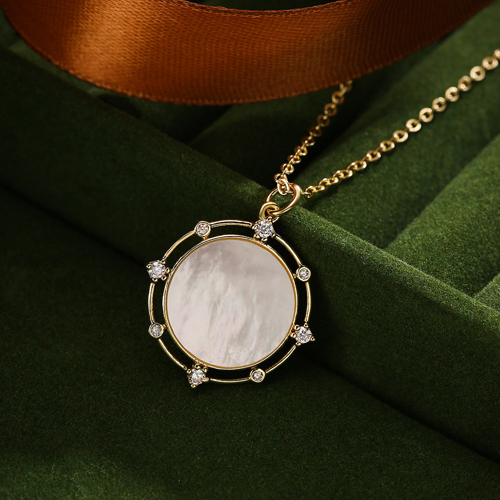 Collana con Ciondolo Geometrico Minimalista a Forma di Quadrifoglio da Donna in Ottone con Placcatura in Oro Vero e Intarsio in Abalone Bianco