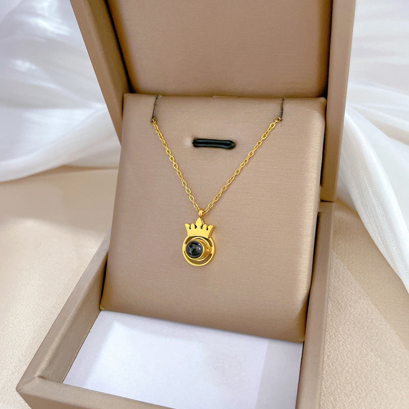 Collar con colgante de corona minimalista de acero de titanio con chapado en oro para mujeres y hombres, joyería con cadena y medallón de forma geométrica