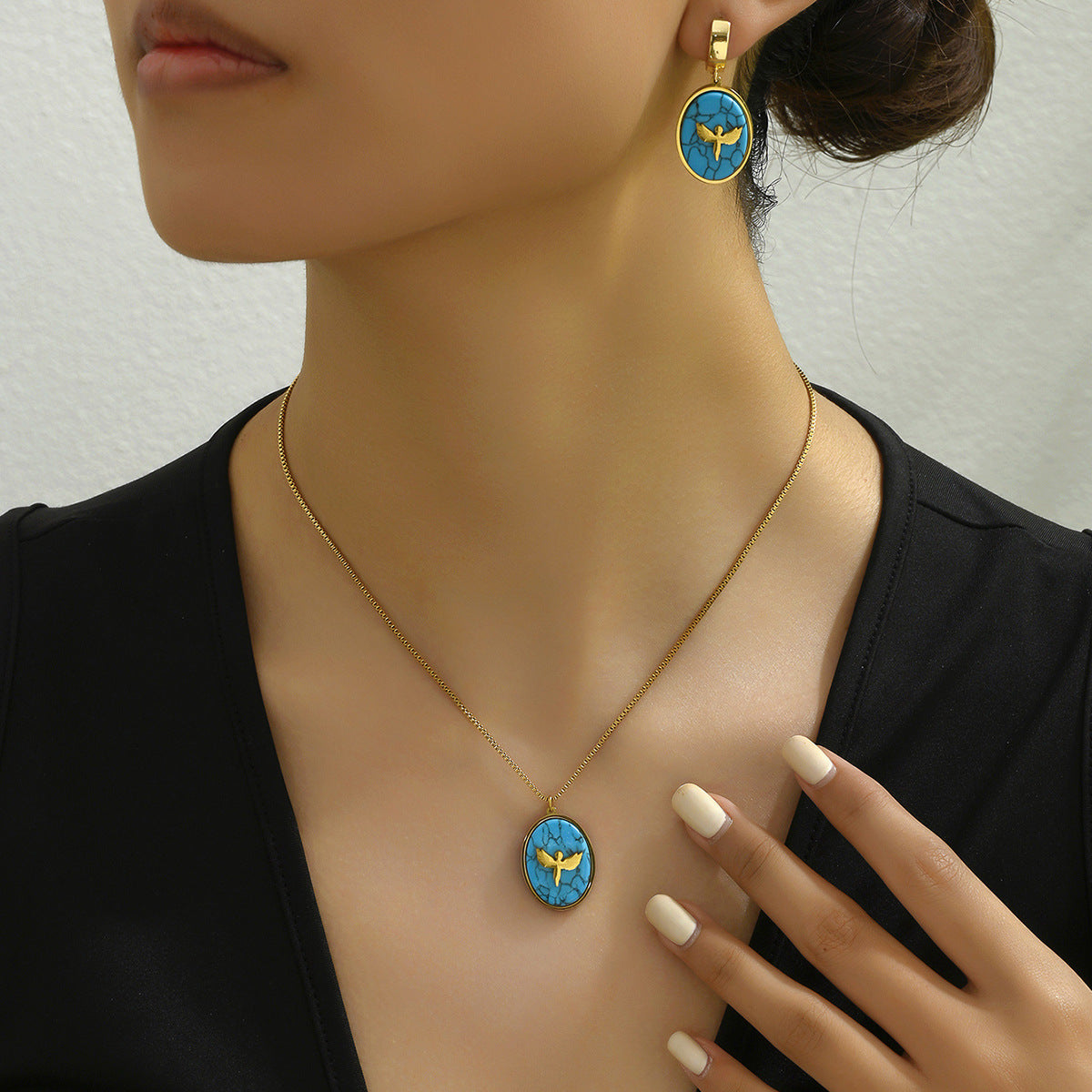 Set di orecchini e collana con ciondolo in rame intarsiato turchese con motivo orso e animali in stile Fashion Commuter con finitura smaltata