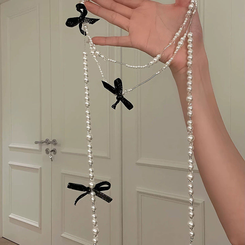 Elegante collana francese vintage a forma di fiocco con perle e intarsi in strass, pendente in lega placcata su catena per maglione da donna