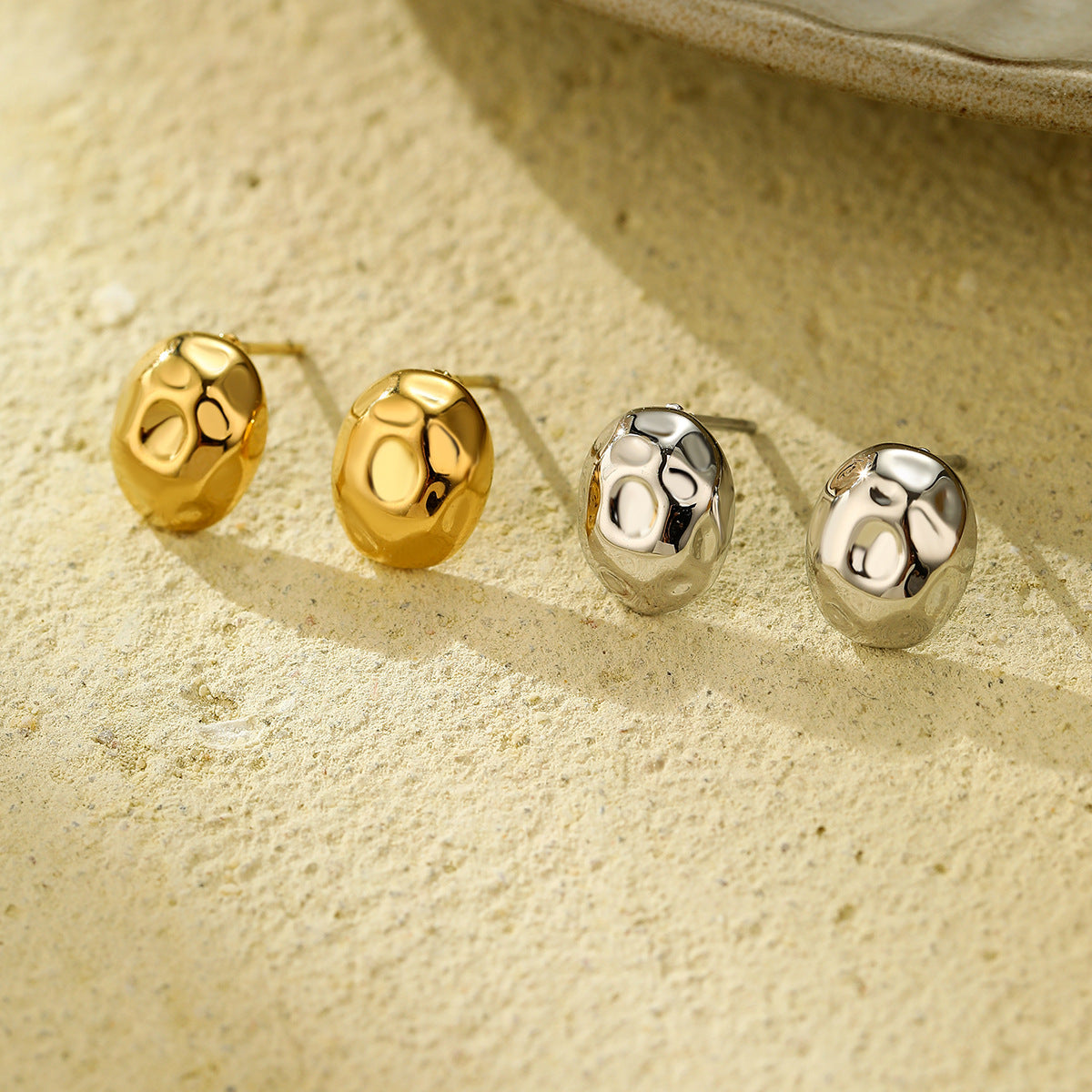 Pendientes de tuerca de acero inoxidable ovalados martillados bañados en oro de 18 quilates OL de moda para mujer