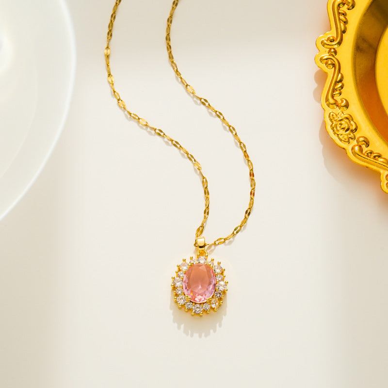 Elegante collar de acero de titanio con colgante ovalado de circonita cúbica microengarzada en cadena ondulada para mujer