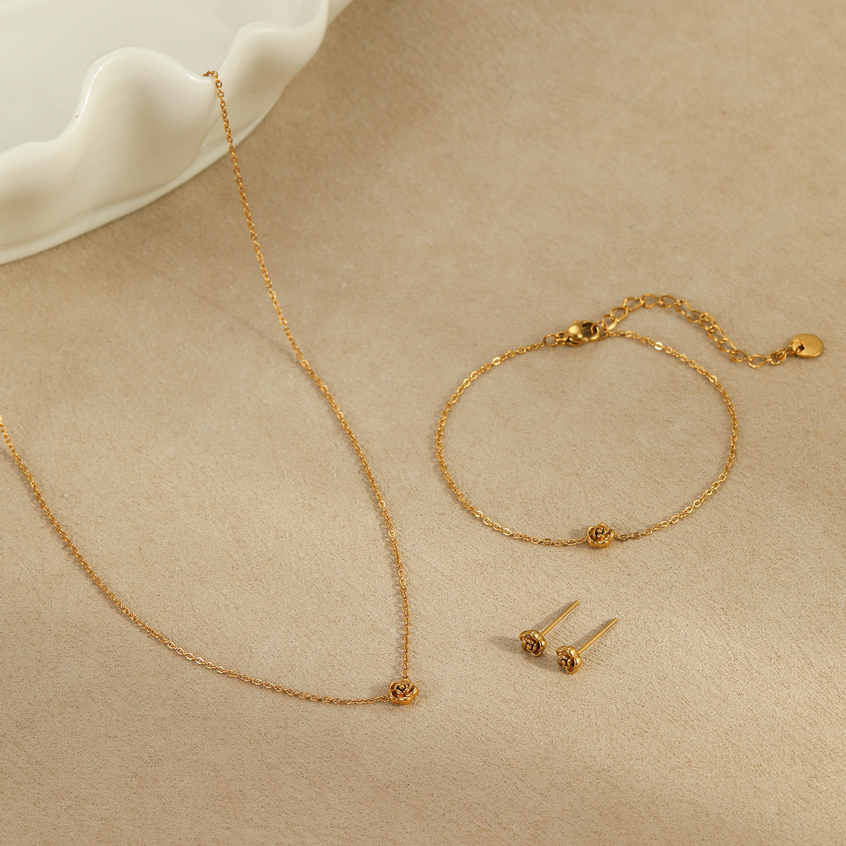 Conjunto de collar con colgante de flor de rosa minimalista con cadena de acero inoxidable y acabado galvanizado para mujer