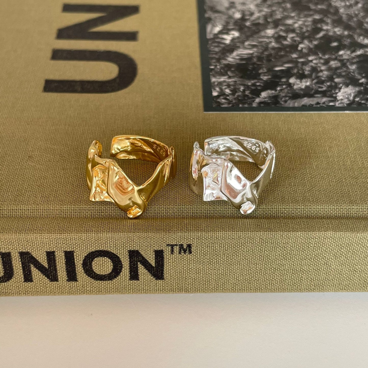 Anillo abierto dulce y minimalista con corazón irregular y textura de plata de ley 925