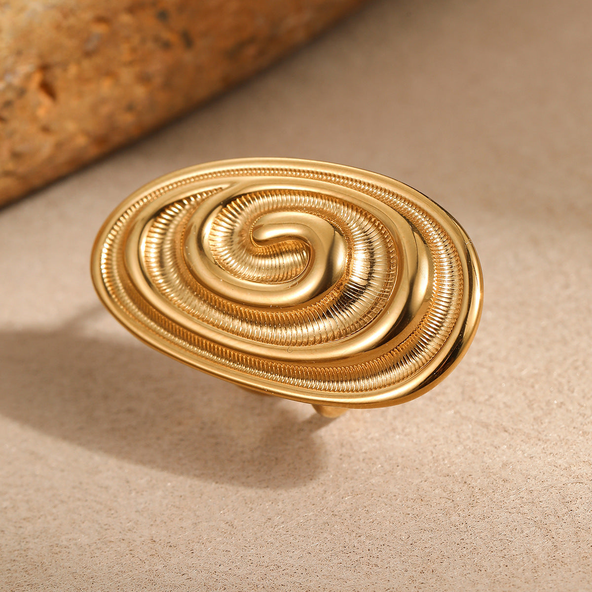 Anillo Vintage Ovalado de Acero Inoxidable con Forma de Concha Marina y Baño de Oro de 18K para Mujer