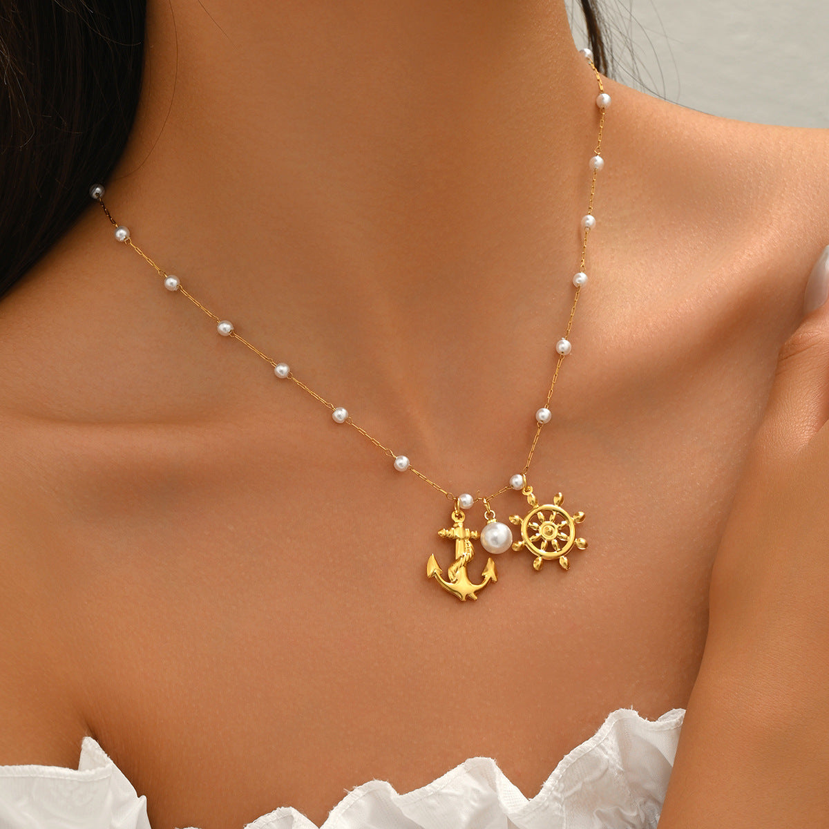 Collar con colgante de ancla geométrica para mujer con incrustaciones de perlas en cadena de cobre