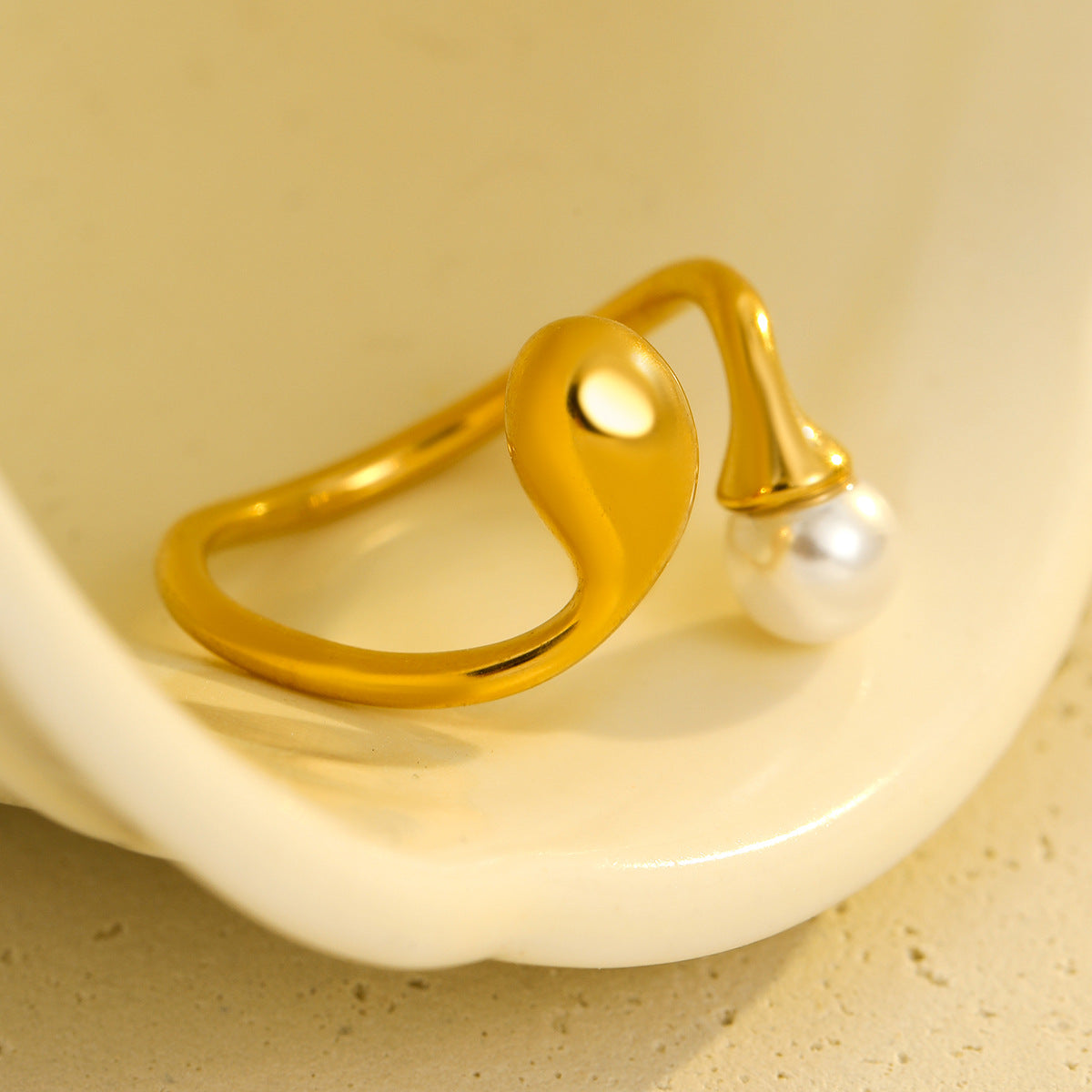 Anello geometrico minimalista in acciaio inossidabile con finitura perlescente da donna