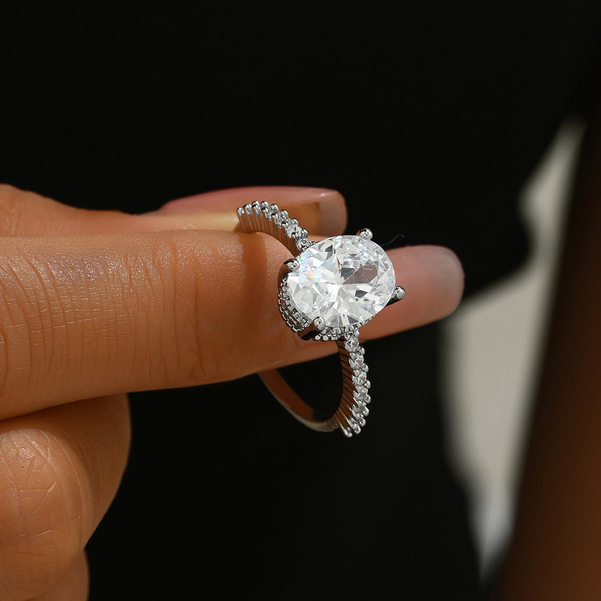 Anillo abierto ajustable minimalista dulce para mujer en cobre con incrustaciones de circonitas y diseño geométrico en forma de U