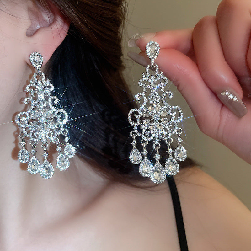 Orecchini pendenti con nappe geometriche minimaliste con intarsi di strass in rame placcato e perni in argento sterling 925 da donna
