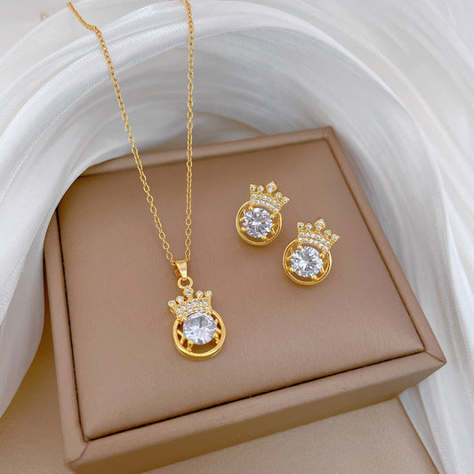Set Collana con Ciondolo a Corona Geometrica Cava in Acciaio al Titanio di Lusso e Orecchini a Bottone con Strass da Donna