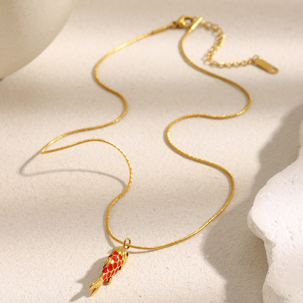 Collana con Pendente a Pesce Lussuosa e Minimalista in Acciaio Inossidabile con Placcatura in Oro 18K e Dettaglio in Smalto Rosso