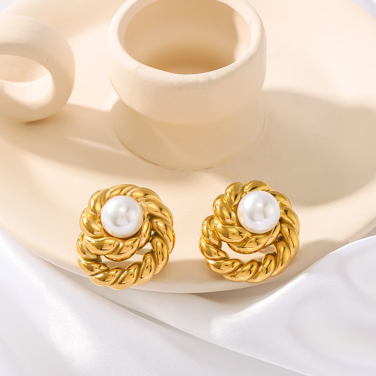 Vintage-Style Geometric Round Pearl Earrings for Women in Stainless Steel with 18K Vacuum Plating