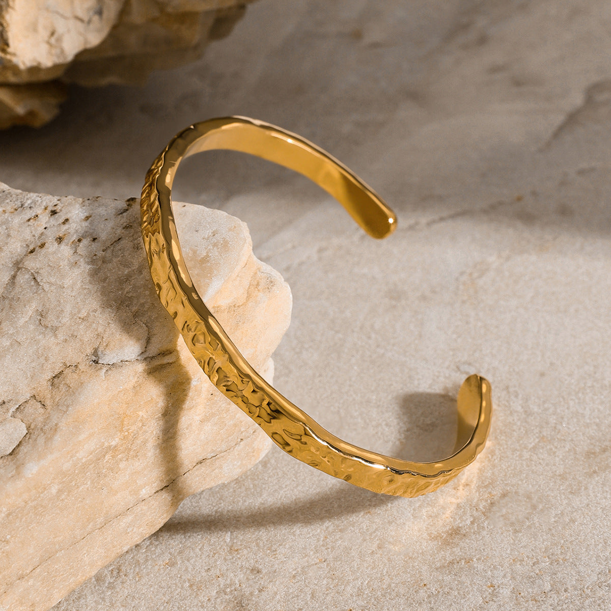 Brazalete de acero inoxidable texturizado de onda vintage para mujer con acabado pulido accesorio de moda minimalista