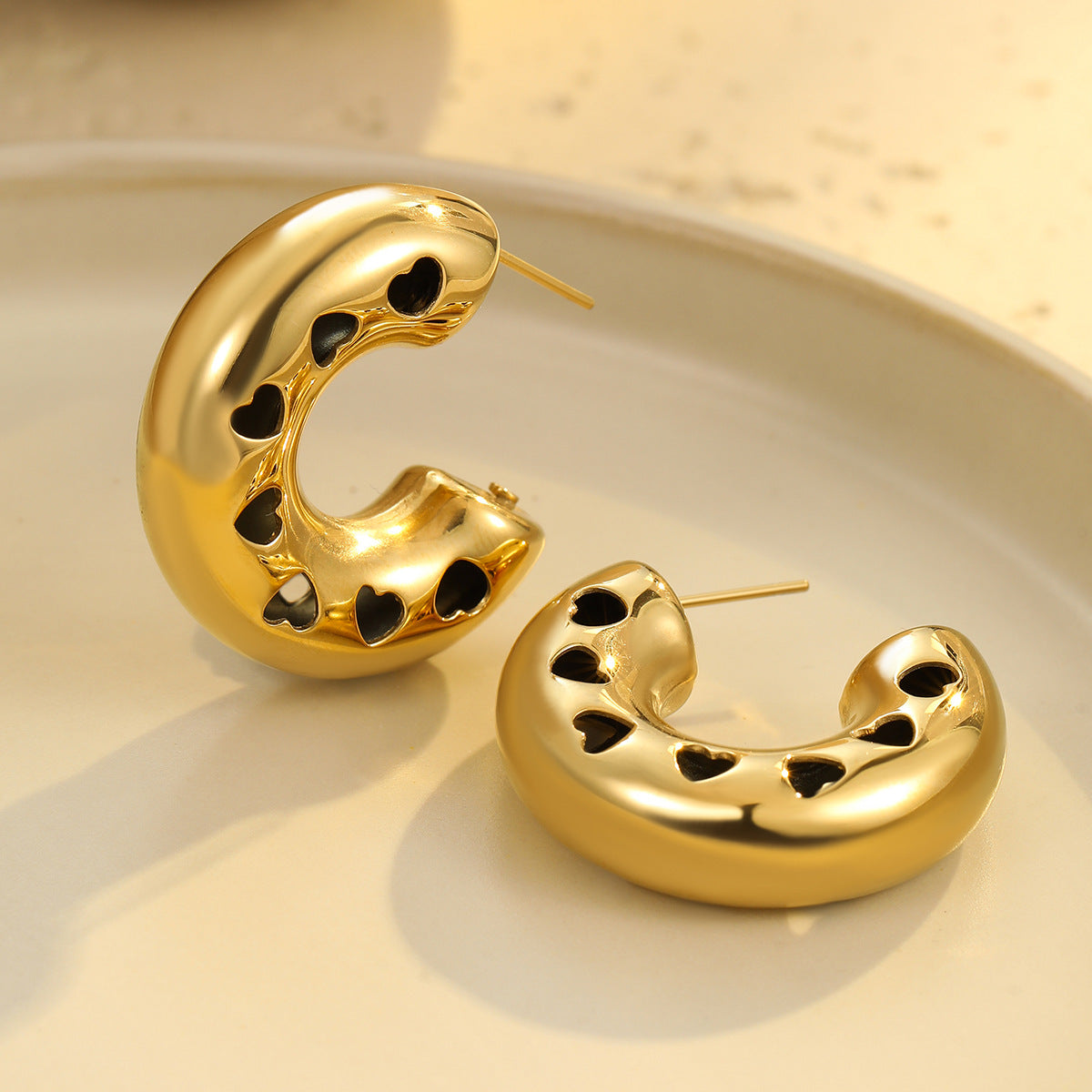 Pendientes de botón de acero inoxidable de estilo vintage con baño de oro de 18 quilates y superficie texturizada en forma de gota de agua
