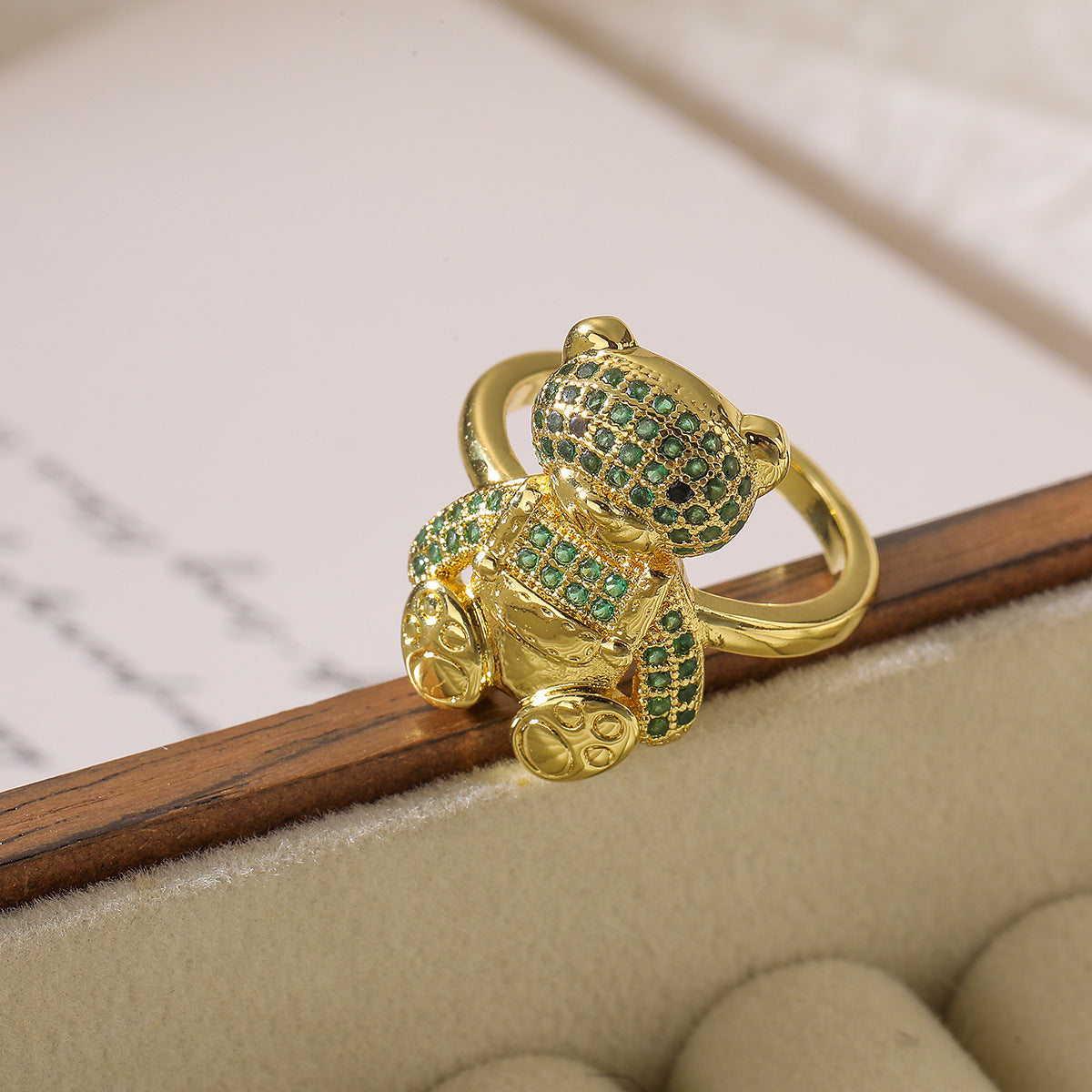 Anillo abierto minimalista en forma de oso para mujer, hecho de cobre con chapado en oro de 18 quilates e incrustaciones de circonita