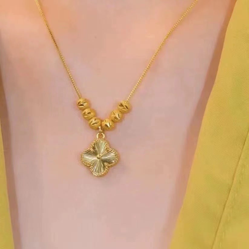 Collana da uomo con ciondolo a trifoglio dalla forma irregolare, design originale, in acciaio al titanio con finitura placcata