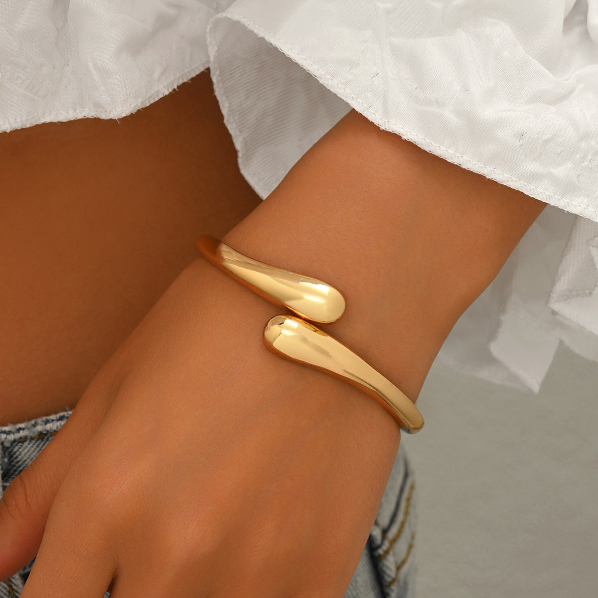 Pulsera de aleación de zinc con chapado en oro de 18 quilates, diseño geométrico arrugado, de lujo ligero para mujer