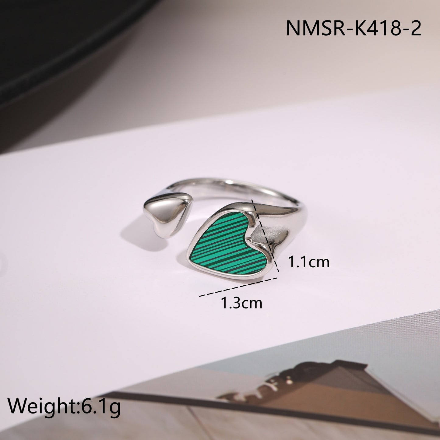 Anillo Abierto de Acero Inoxidable con Forma Geométrica, Acabado de Acero de Titanio y Detalle de Corazón de Malaquita para Mujer