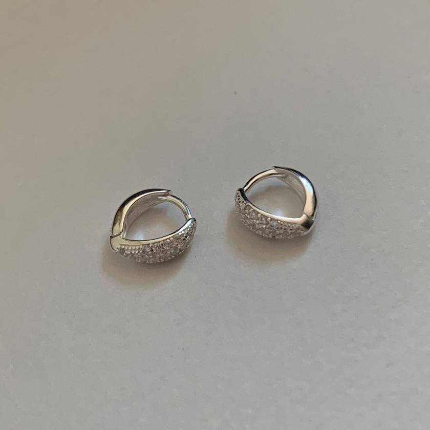 Orecchini a perno minimalisti a forma di lettera in argento sterling 925 con intarsio di strass, perno ipoallergenico