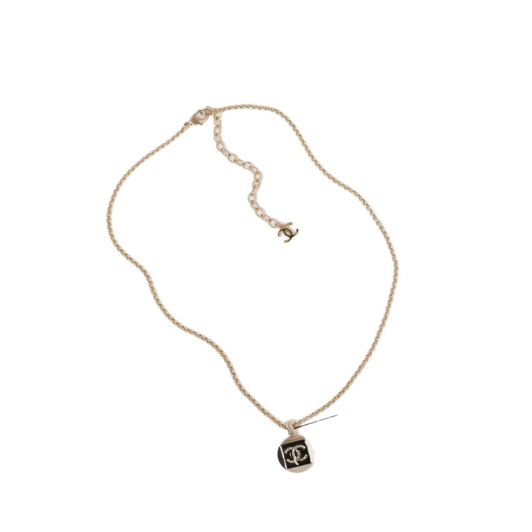 Collar de Latón Chapado en Oro con Letra Esmaltada Elegante de Lujo para Mujer