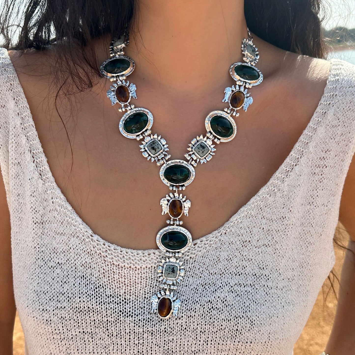 Collana da donna vintage bohémien in lega e resina placcata con motivo geometrico