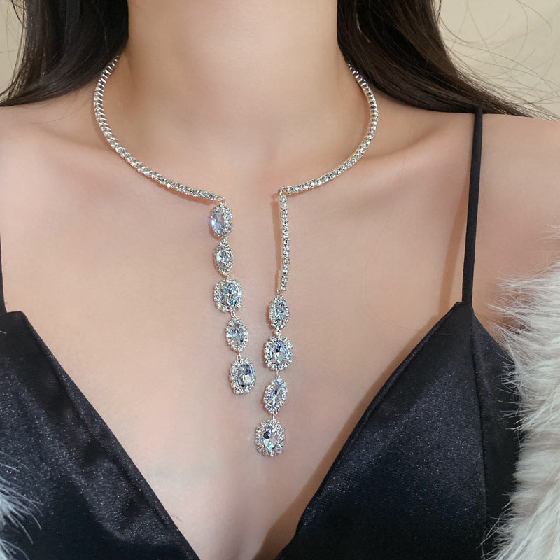 Collana con pendente a cuore a goccia in stile lusso con intarsio in strass in acciaio al titanio su catena in rame da donna