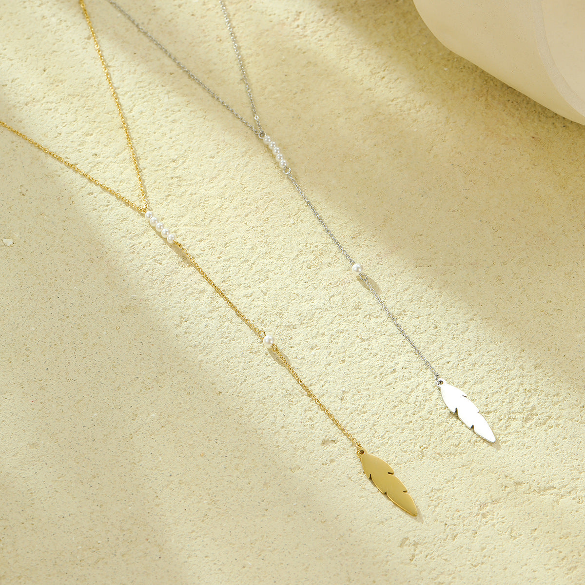 Collar con Colgante de Hoja Minimalista de Moda para Mujer, Cadena Larga de Acero Inoxidable para Suéter con Acabado Galvanizado