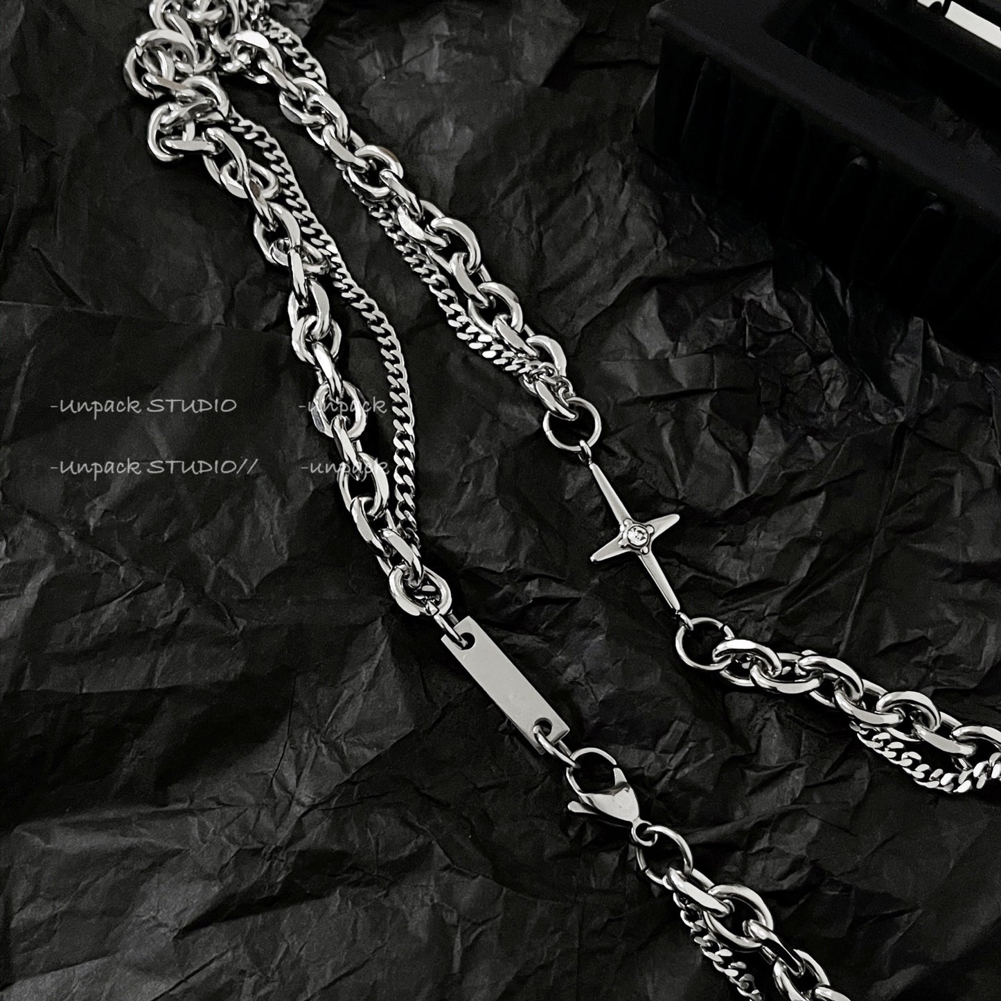 Collana con Pendente a Croce a Doppio Strato in Acciaio al Titanio Minimalista per Uomo e Donna con Finitura Lucida e Design a Forma di U