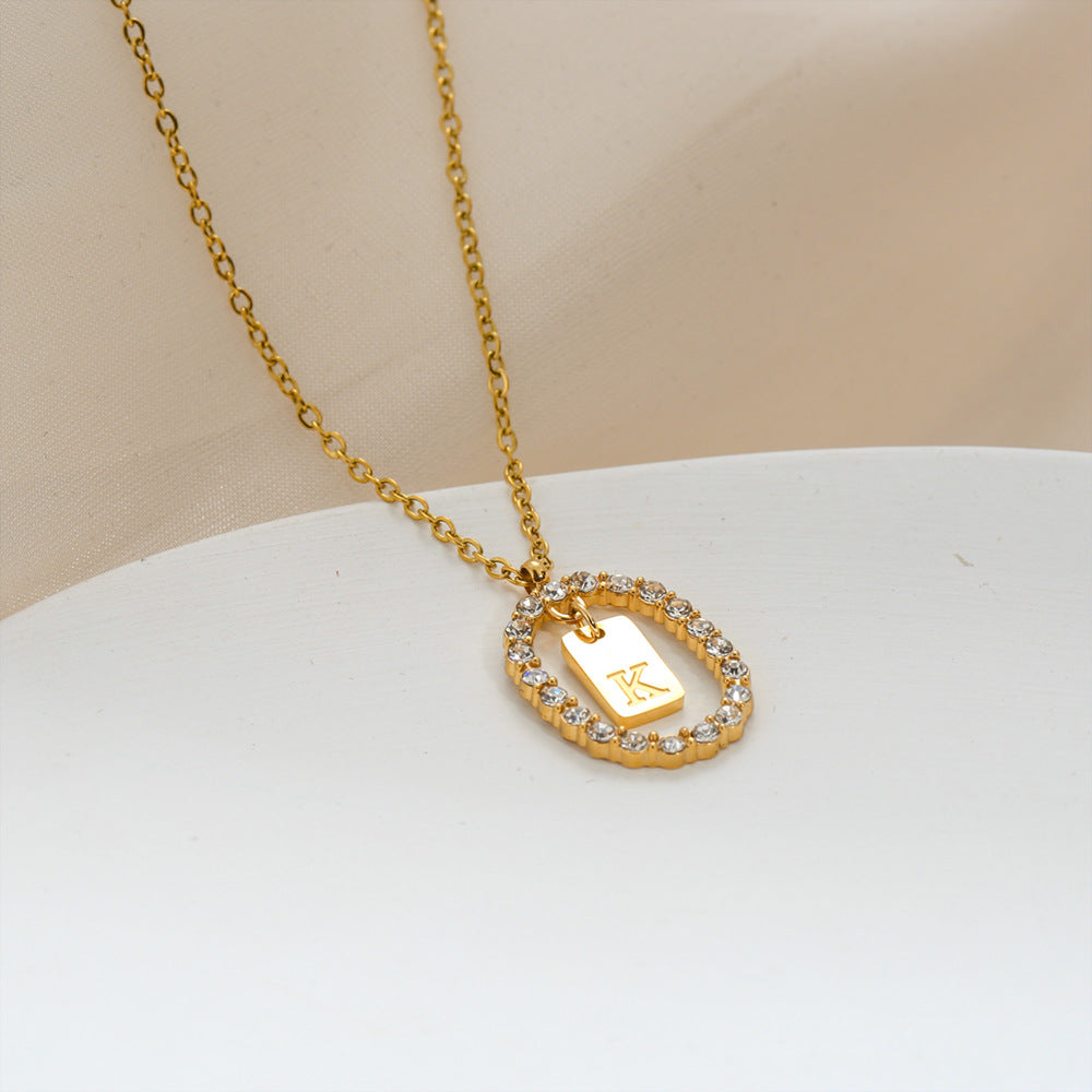 Collana da donna a maglione versatile in acciaio inossidabile ovale minimalista con lettera, placcata oro, con catena a maglie, con strass micro-pavé