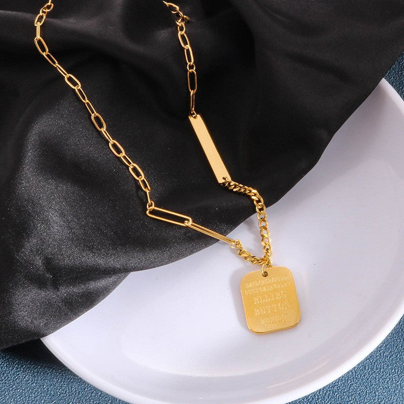 Collana con ciondolo a lettera minimalista in acciaio al titanio con finitura placcata per donne e uomini
