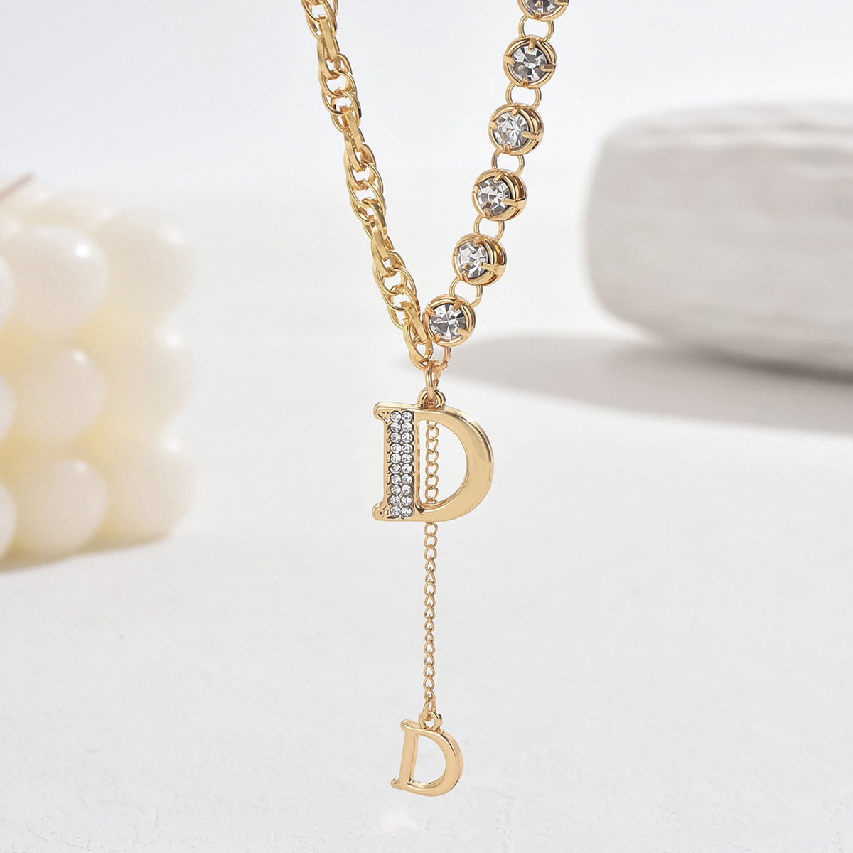 Collana con pendente a lettera, stile minimalista, da donna, con zirconi cubici incastonati su catenina in rame