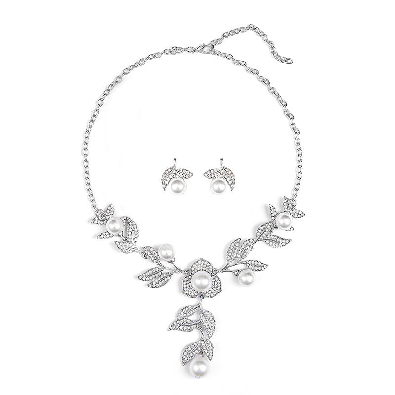 Chic Minimalist Leaf-Shaped Alloy Pendant Necklace Set for Women with Plated Finish, Pearl Accent Clavicle Chain Jewelry