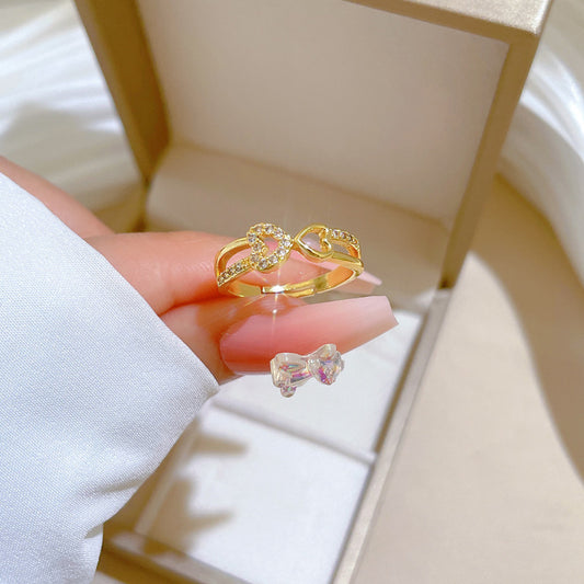 Anillo de latón bañado en oro, minimalista, con forma de corazón y detalle de corona para mujer