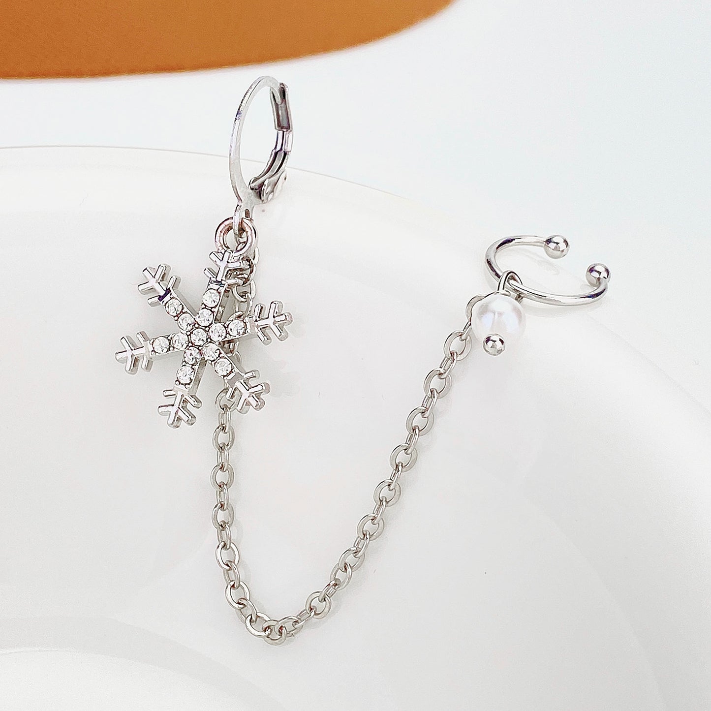 Orecchini con catena lunga ispirati a fiocchi di neve geometrici, con strass intarsiati in lega, da donna