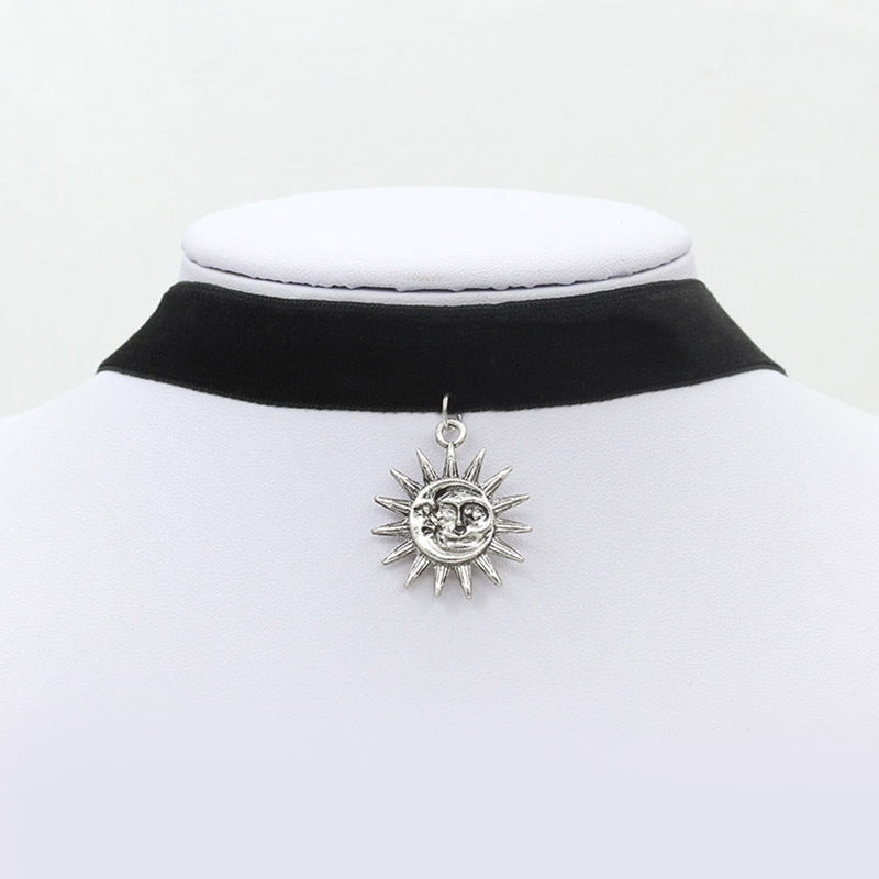 Collana girocollo Gothic Lolita con fascia in velluto, accenti floreali e geometrici, ciondolo in lega per donna