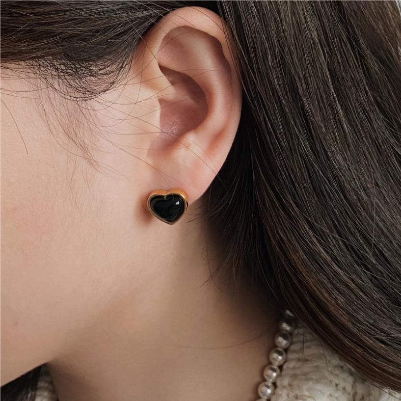 Pendientes Minimalistas de Ónix Negro en Forma de Corazón con Postes de Plata de Ley 925 y Nácar Incrustado