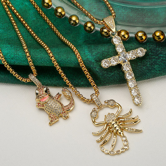 Collana con Pendente Dinosauro Geometrico e Scorpione da Donna in Rame con Placcatura in Oro e Intarsio di Zirconi