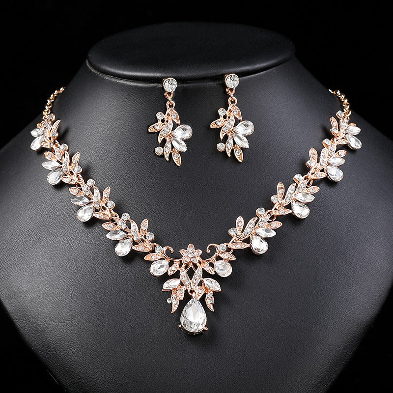 Conjunto de collar de aleación de estilo natural con forma floral y de hoja, incrustaciones de pedrería y baño de oro en cadena tipo O para mujer