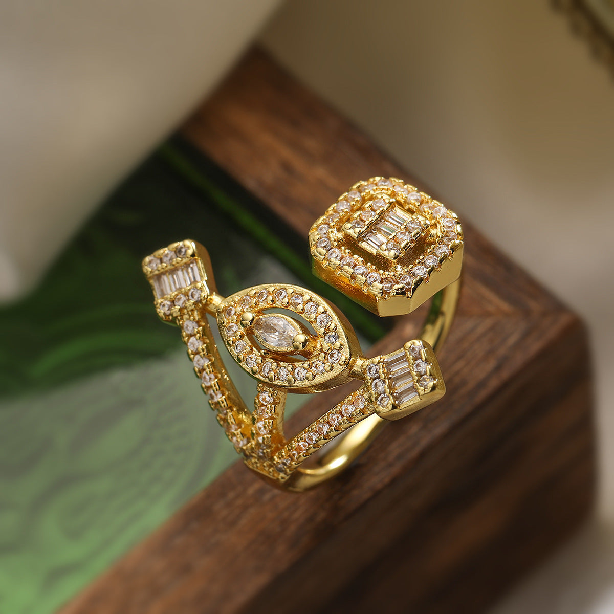 Anello Aperto Geometrico Minimalista da Donna in Ottone Placcato Oro con Intarsi in Zirconi