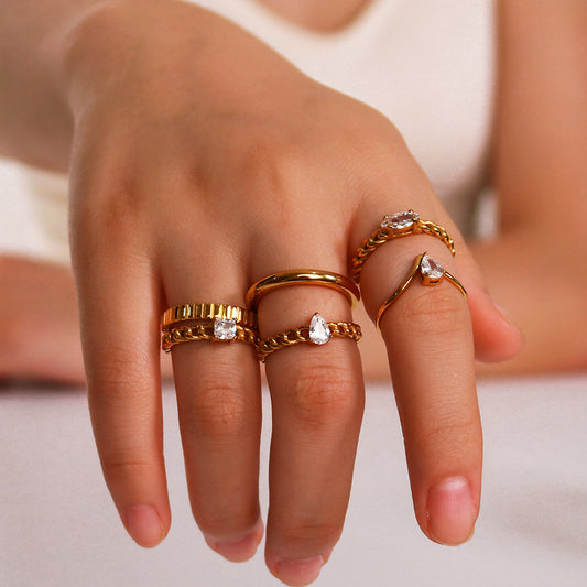 Anillo minimalista geométrico de acero inoxidable con baño de oro de 18 quilates y circonitas para mujer y hombre