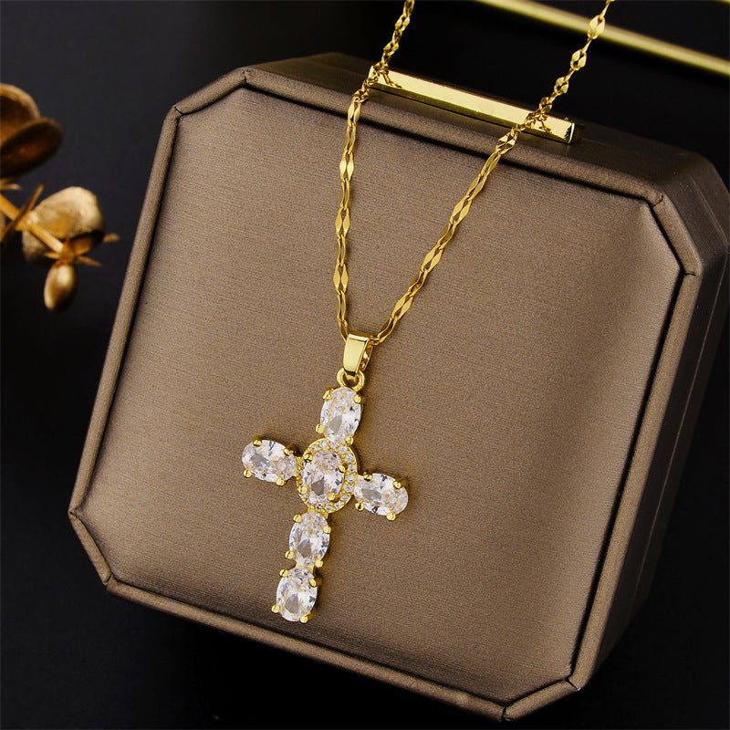 Collana a ciondolo a croce minimalista in acciaio al titanio con zirconi micropavé su catena a maglie a torsione