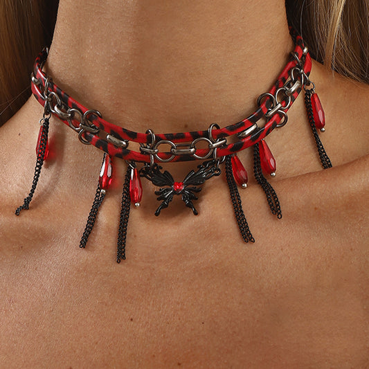 Gargantilla de cuero con estampado de leopardo rojo, estilo Y2K, con colgante de mariposa y detalles de flecos.